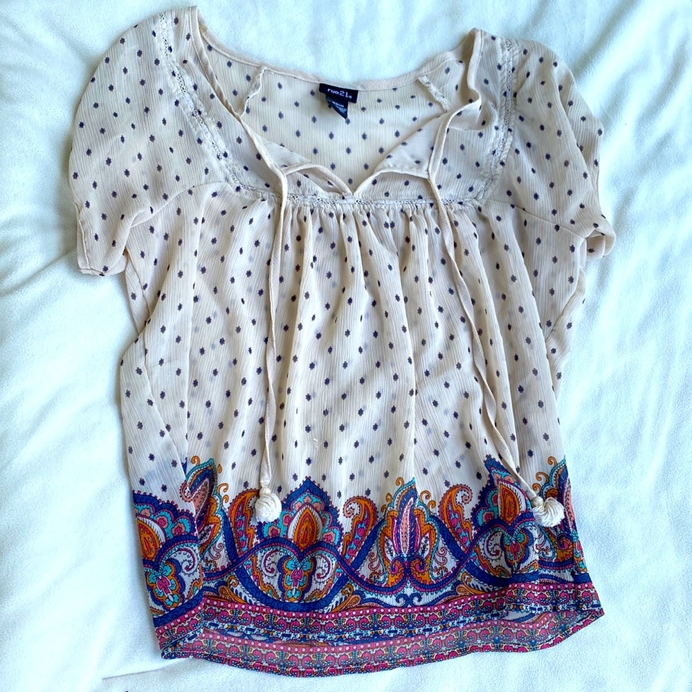 Blouse with front tie. Fits loose.